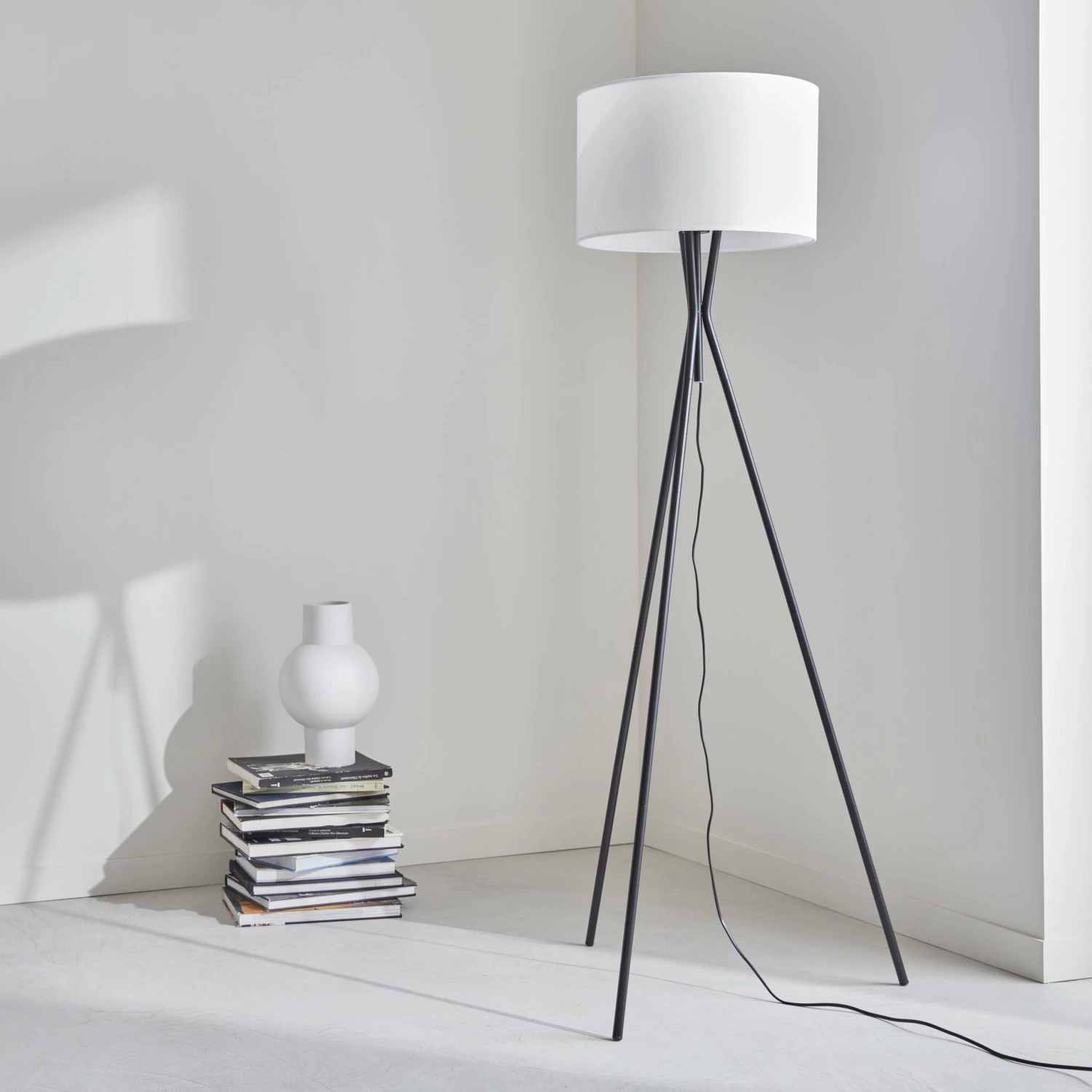 Lampadaire Filaire D'intérieur Tripode H 152cm Couleur : Blanc 2 Lampadaire Filaire D'intérieur Tripode H 152cm Couleur : Blanc – Image 2